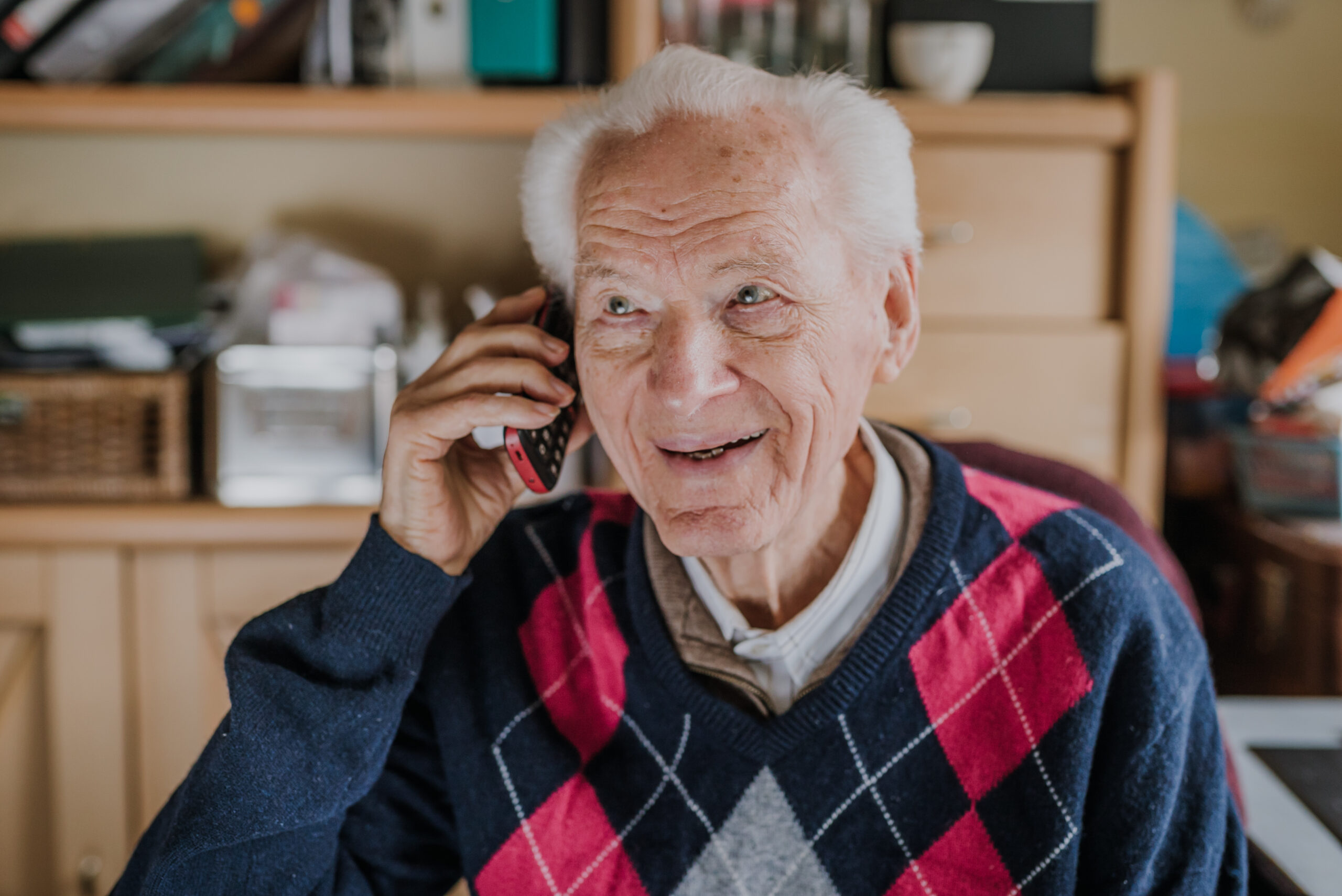 Un homme âgé au téléphone